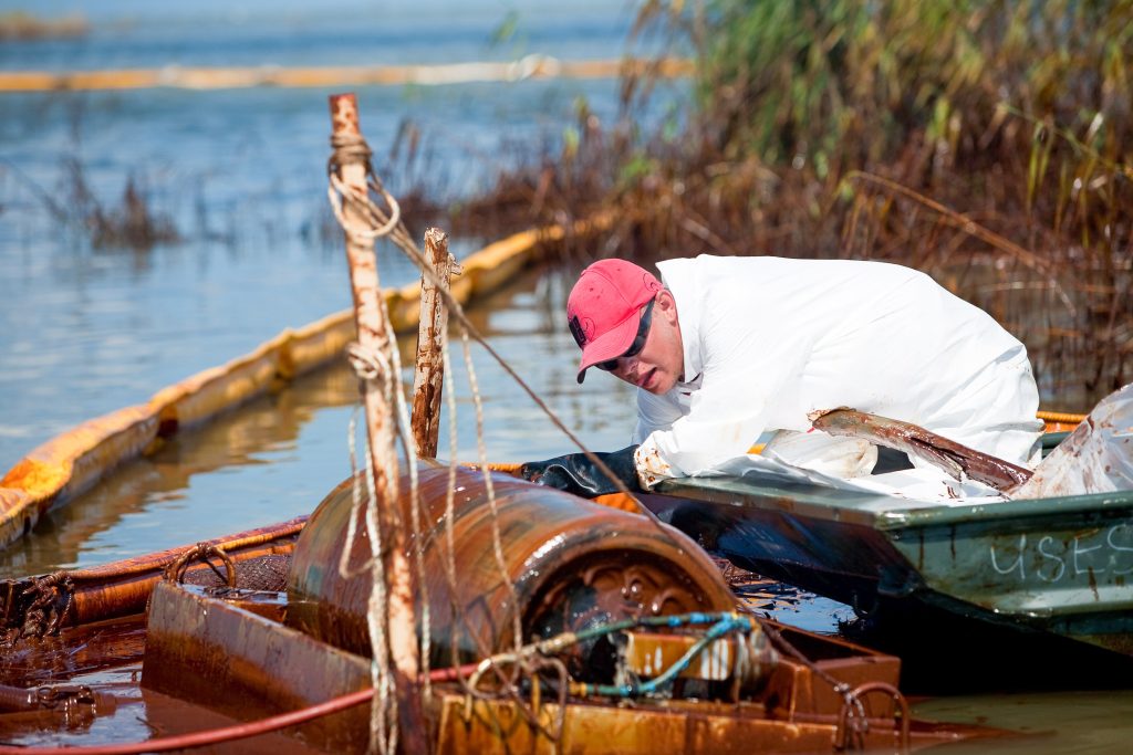 24 in Pneumatic Drum Skimmer lake with Guy